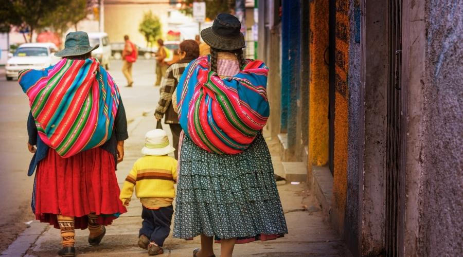 A Bolívia retratada na imagem de duas mulheres com vestimenta comum no país.