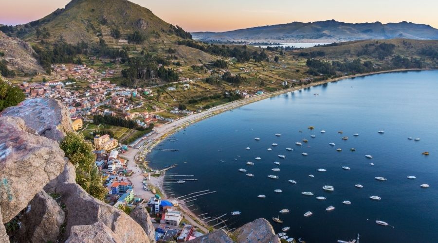 Cidade de Copacabana às margens do Lago Titicaca.