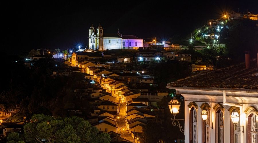Ouro Preto à noite com as ladeiras iluminadas.
