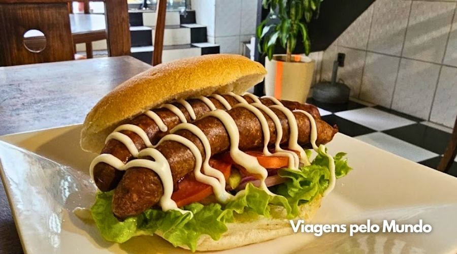 Choripán Boliviano. Pão francês com duas linguiças grelhadas.