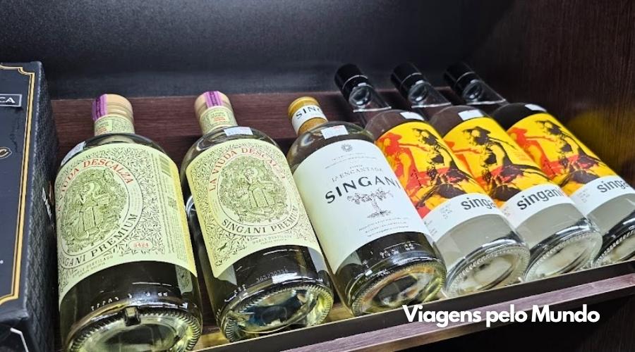 Prateleira no mercado com várias marcas de Singani