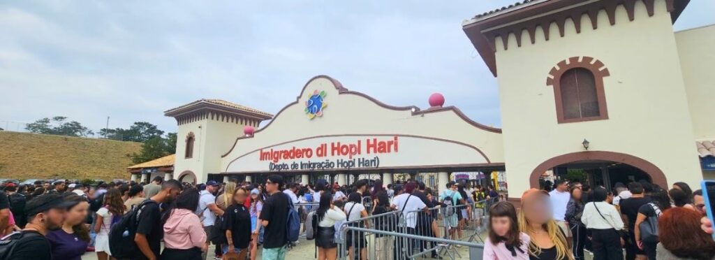 Entrada do Hopi Hari. Muitas pessoas aguardando para acessar o parque.