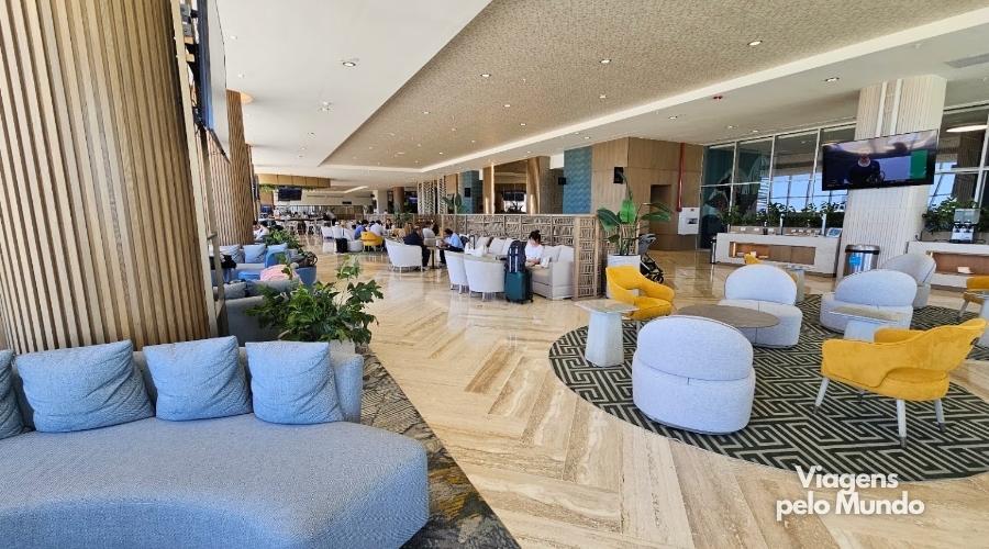 Ambiente com as poltronas, cadeiras, sofás e no fundo o espaço Kids.