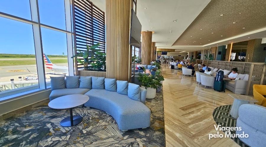Ambiente da Sala Vip de Punta Cana com piscina