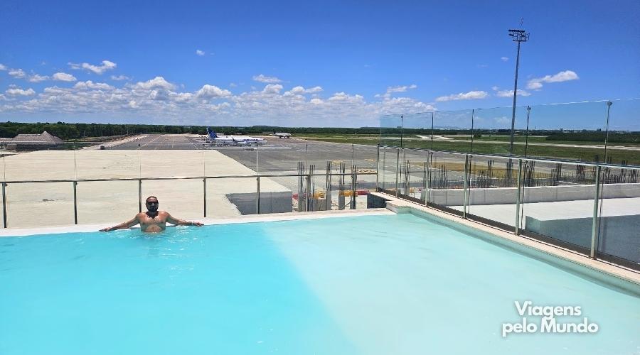 Sala Vip de Punta Cana e eu na piscina